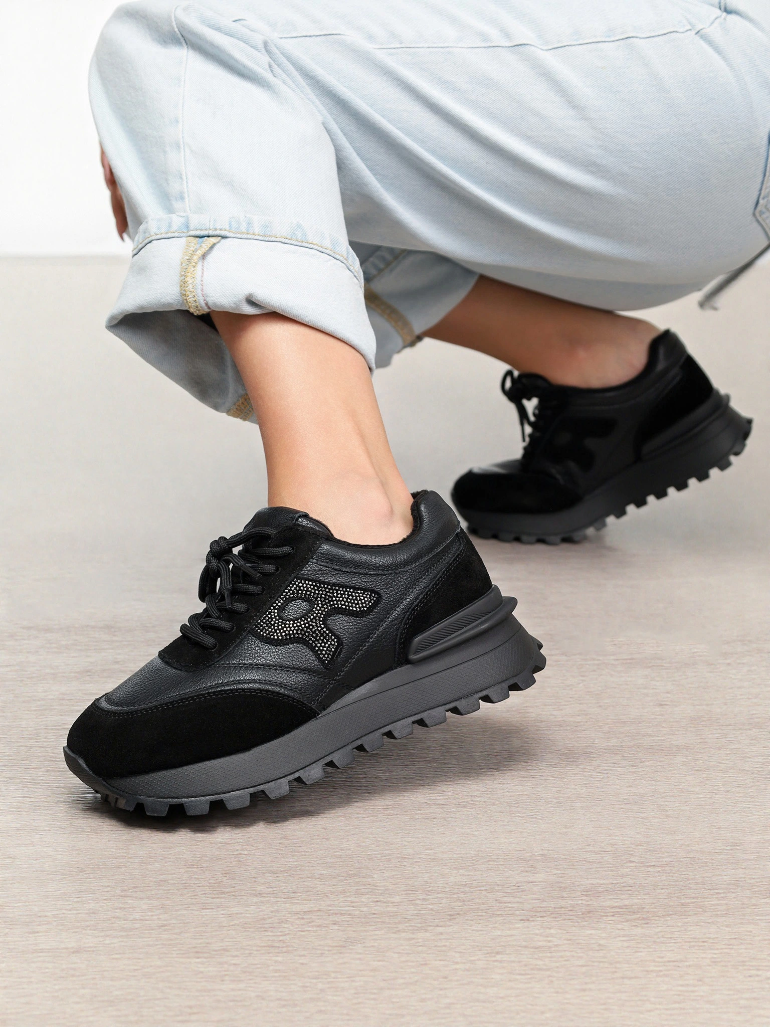 Кроссовки комбинированные черного цвета на рельефной подошве